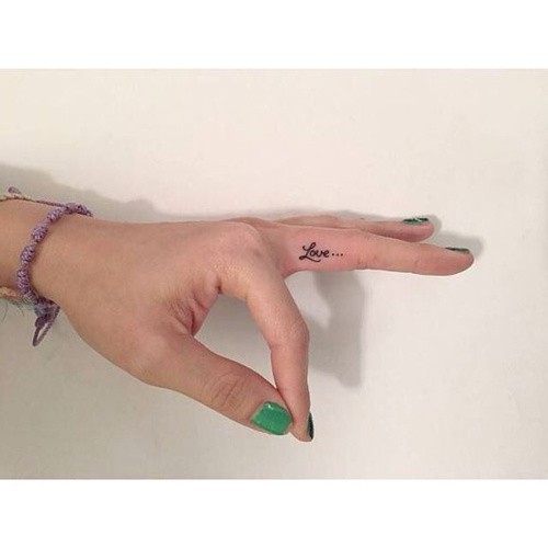 一组手指上的小纹身