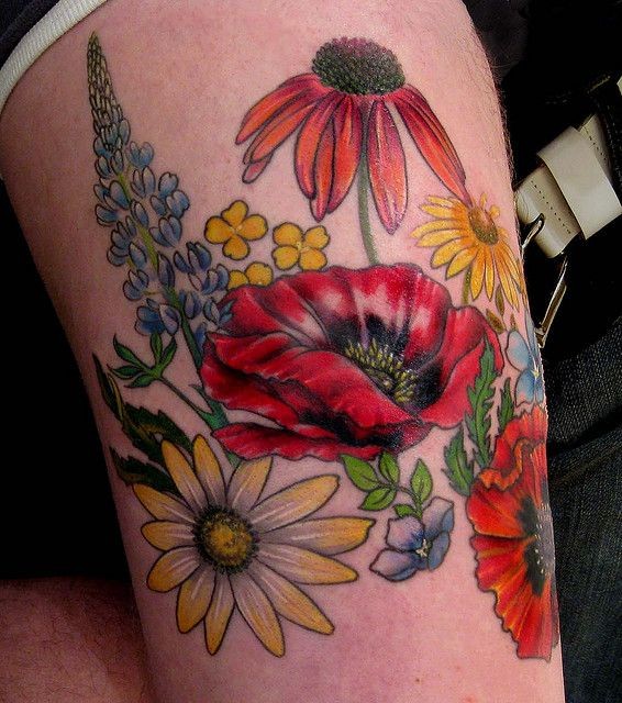 大腿部鲜艳的花朵纹身