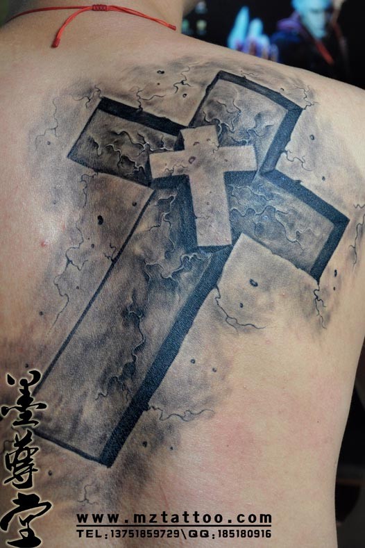 背上的十字架纹身