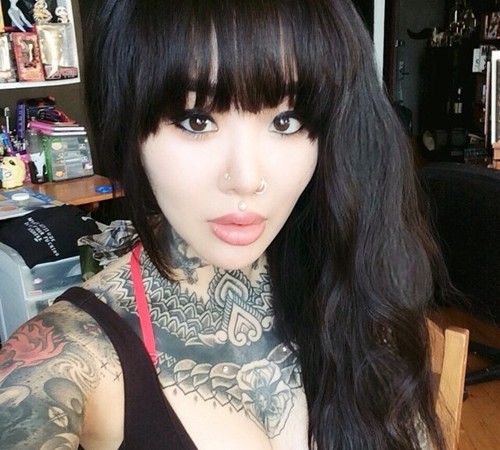 性感美女肩颈部纹身