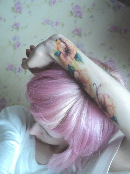 时尚美女的花臂纹身