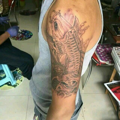 大臂鲤鱼纹身