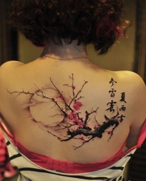 盛开在背部的唯美水墨画纹身