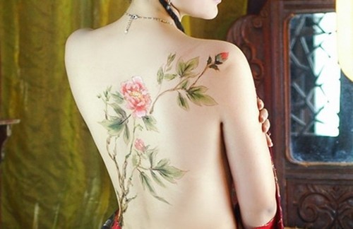 盛开在背部的唯美水墨画纹身