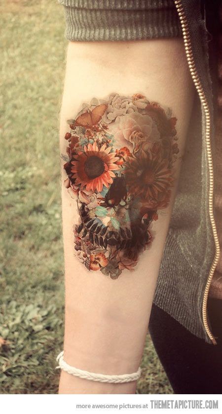 小腿部花朵组合的骷髅头纹身
