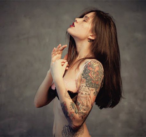 美女纹身也性感