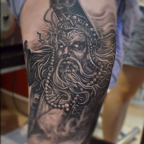 灰黑色图案大腿纹身