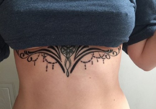 最火的sternum tattoo