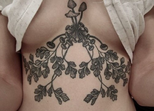 最火的sternum tattoo