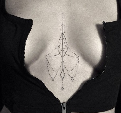 最火的sternum tattoo