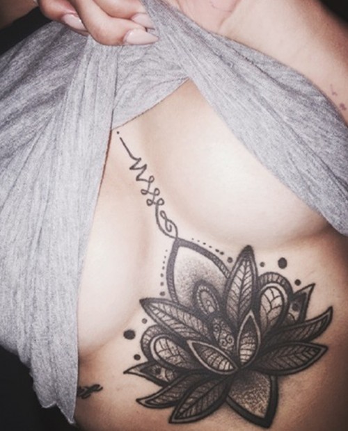 最火的sternum tattoo