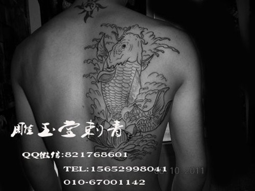 性感的胸部纹身   欧美纹身
