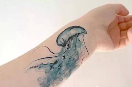 清新淡雅的水母纹身
