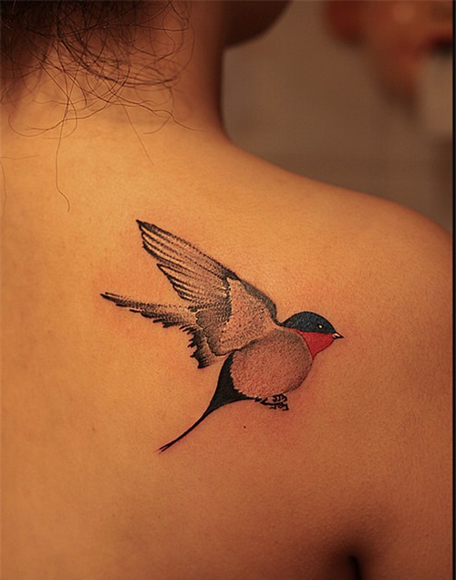 美女背部小鸟纹身