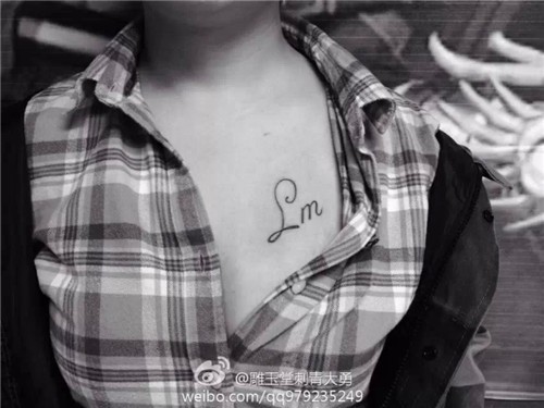 胸部纹身  女生纹身   字母纹身  蝴蝶纹身  腰部纹身