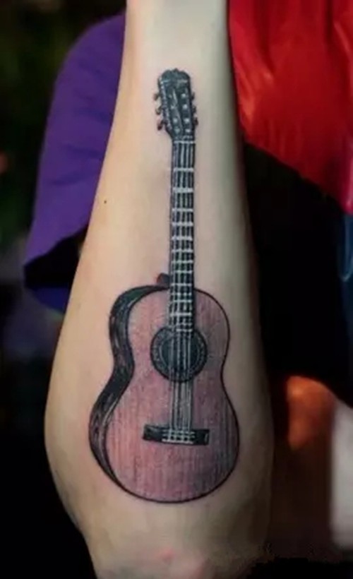 一组逼真的手臂吉他纹身