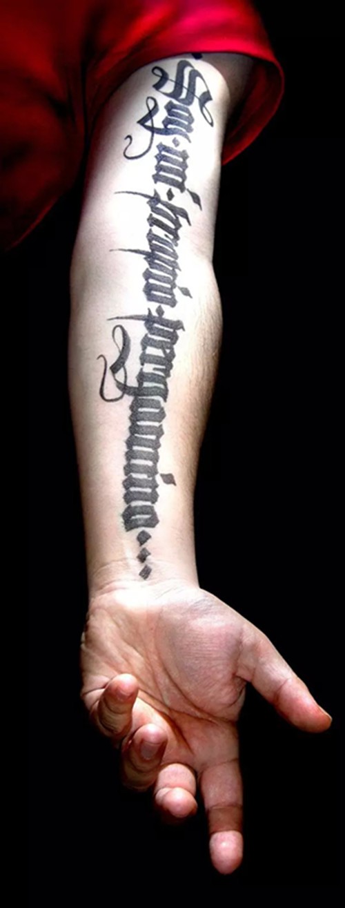 个性字体手臂纹身