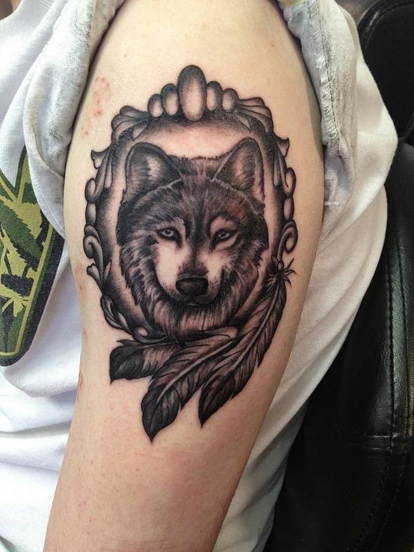 大臂上时尚漂亮的狼头纹身