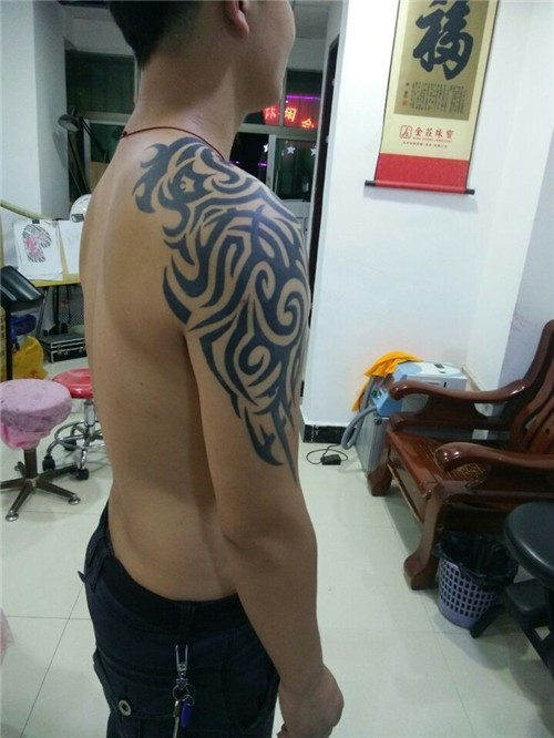 手臂纹身  腿部纹身  胸部纹身  绣艺馆纹身