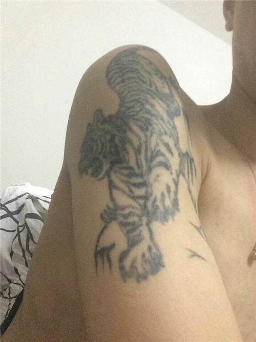 老虎纹身  手臂纹身  背部纹身  绣艺馆纹身
