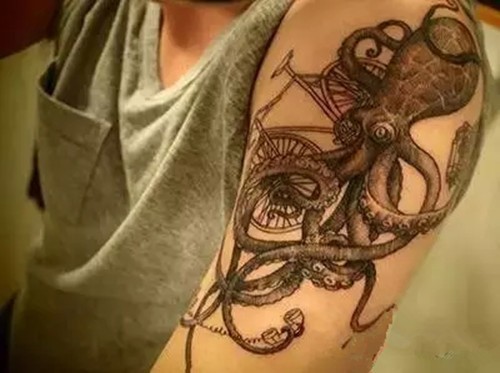 手部个性章鱼纹身