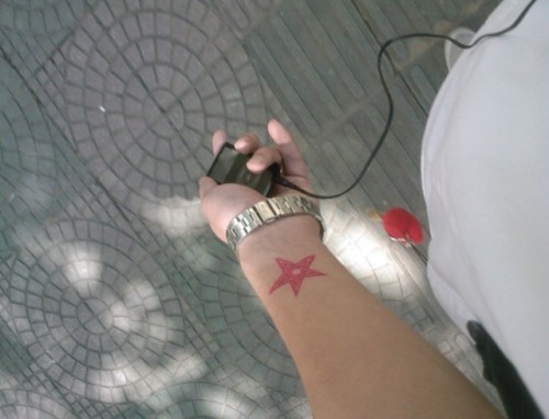 女性手臂红色五角星刺青