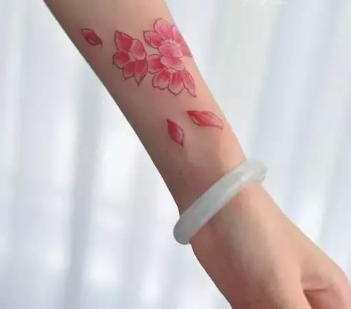 浪漫唯美的樱花纹身
