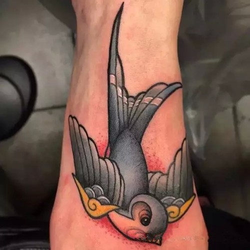 漂亮可爱的燕子纹身