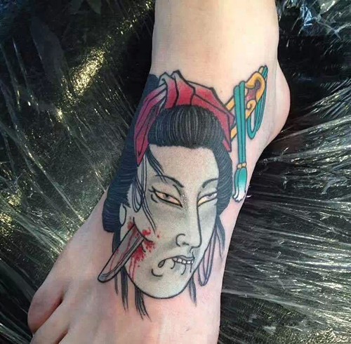 与众不同的脚背纹身