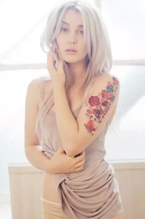 引领时尚潮流的纹身女孩