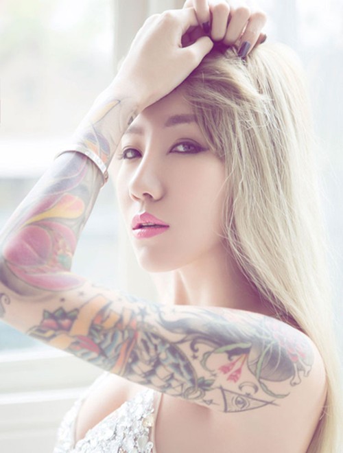 引领时尚潮流的纹身女孩