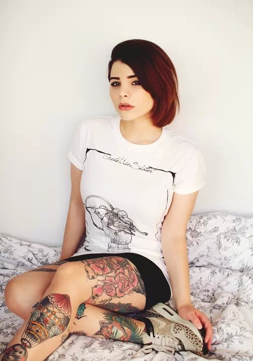 引领时尚潮流的纹身女孩