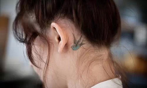 可爱的耳后小纹身