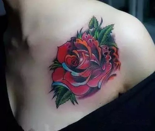 娇艳欲滴的玫瑰花纹身