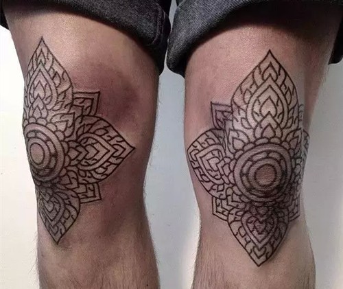 纹个另类独特的膝盖纹身