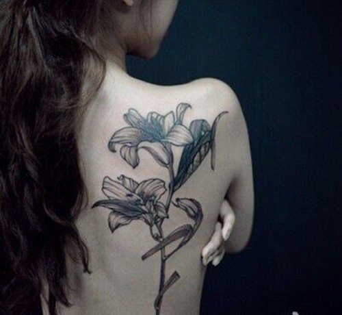 清新脱俗的百合花纹身