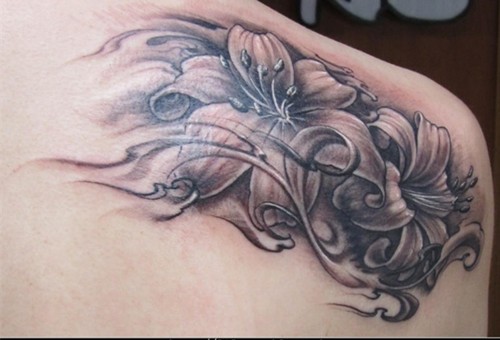 清新脱俗的百合花纹身