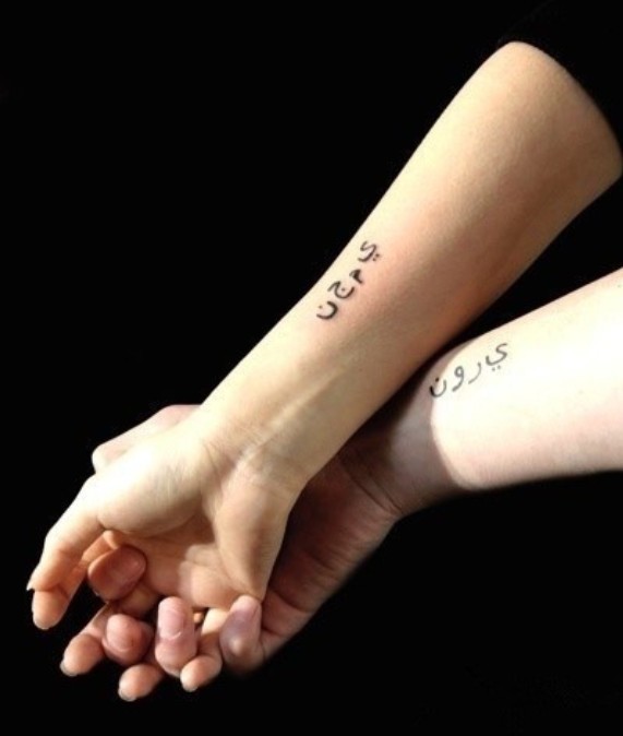女性手臂小小的字符刺青