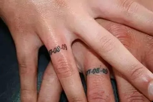 永不褪变的爱情誓言  情侣手指纹身