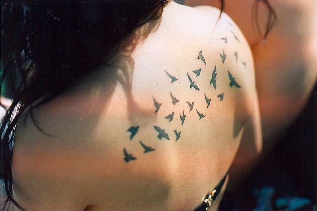 女人后背时尚的小鸟刺青