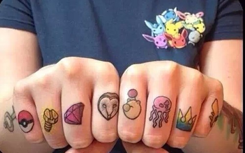 指间的个性纹身