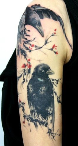 女性手臂好看的乌鸦纹身