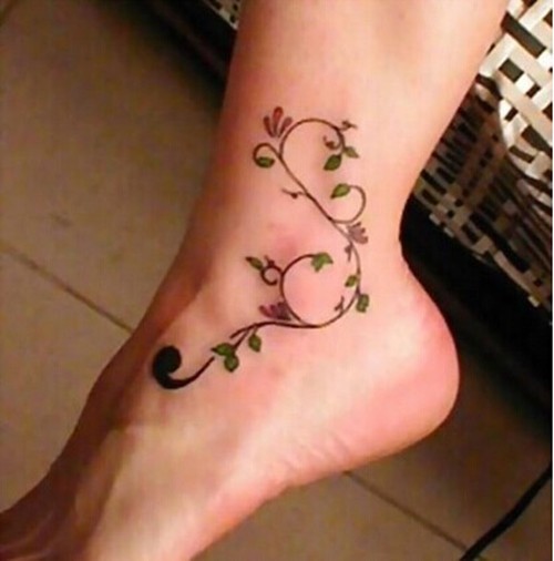 女人脚部一款漂亮的花藤纹身