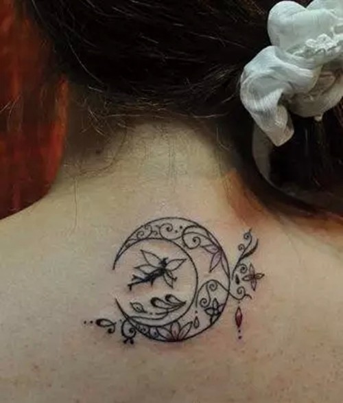 女生肩背部清新月亮纹身