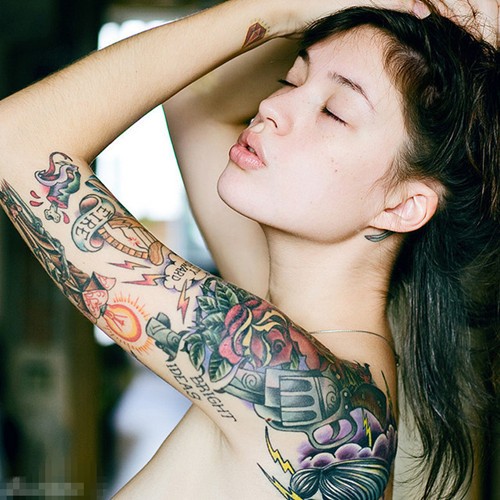 性感美女的手臂纹身
