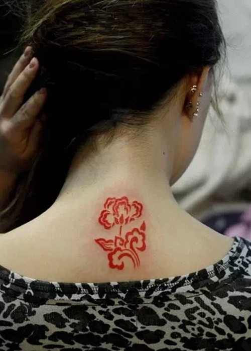 颈后背小图案纹身
