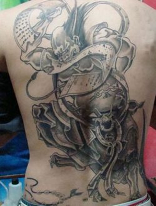 背部凶猛的夜叉纹身