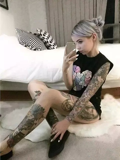 性感美眉的时尚花臂纹身