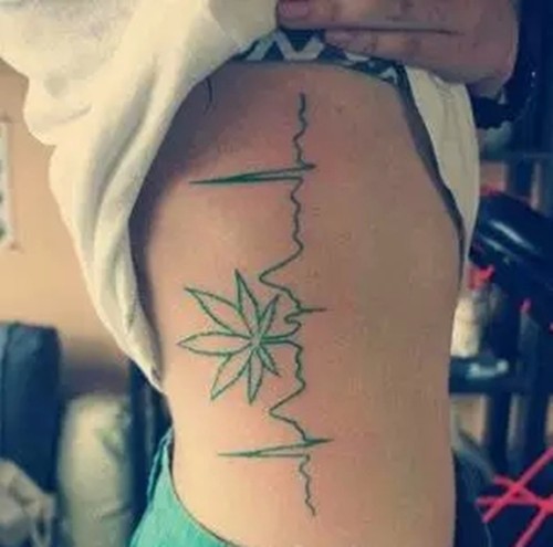 简洁时尚的心电图纹身