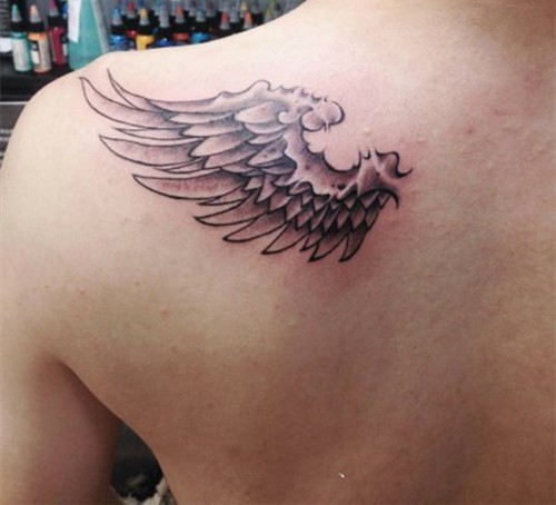 一组漂亮的肩背部翅膀纹身